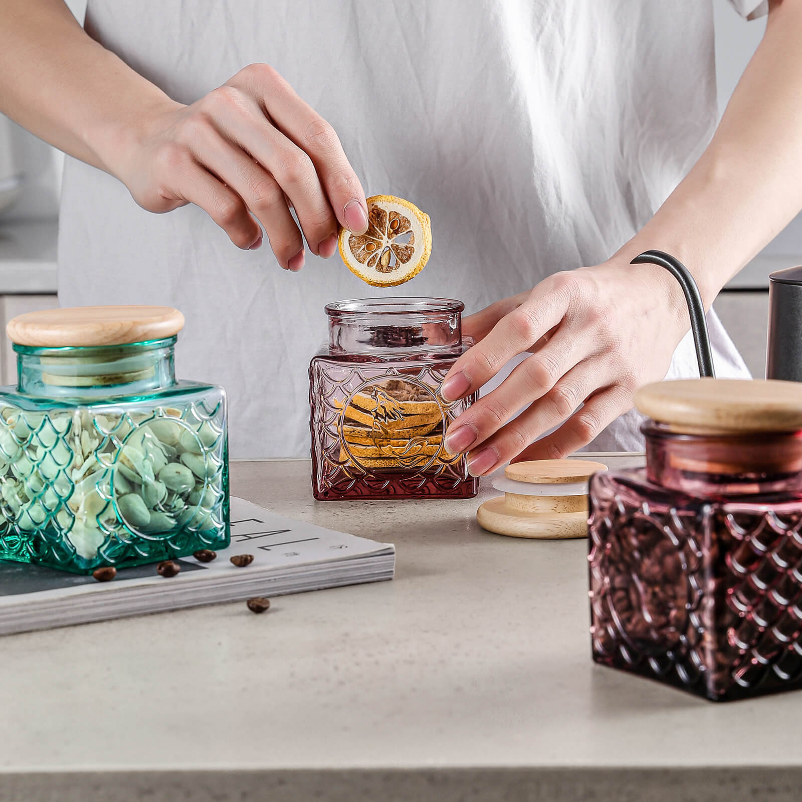 HOMEOUN ヨーロッパのレトロなエンボス加工ガラス瓶 オーク色の保存瓶 穀物瓶 保存瓶 キッチン用品 - 画像 (4)